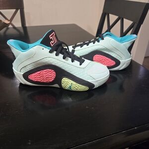 JAYSON TATUM | JORDAN | SIZE 7Y (YOUTH) OR 8.5W BRAND NEW